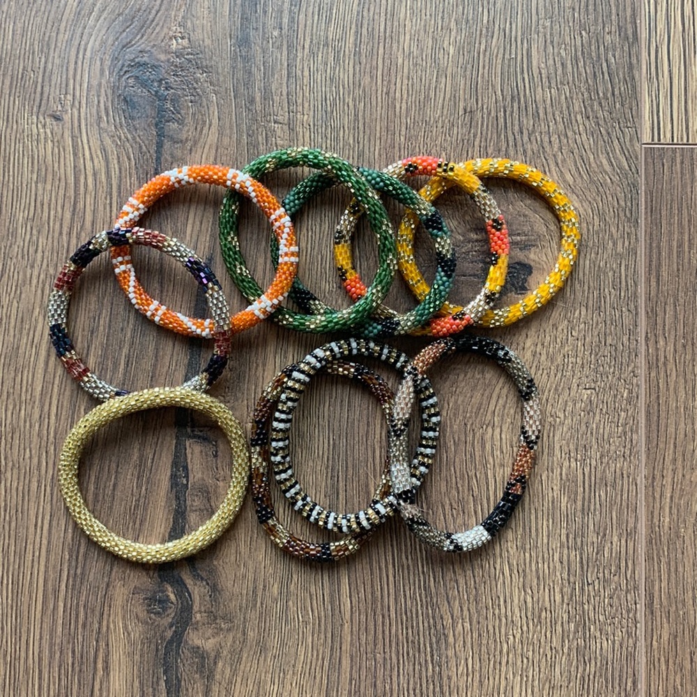 Set 10 beaded bracelets.